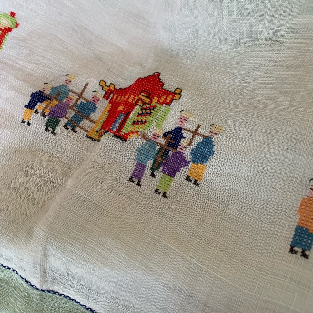 Vintage linen, hand-embroidered tablecloth and napkins (6)